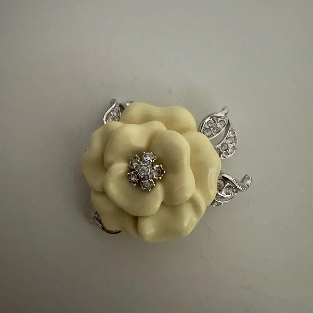 Vintage Elegant Cream Flower Brooch 🌼